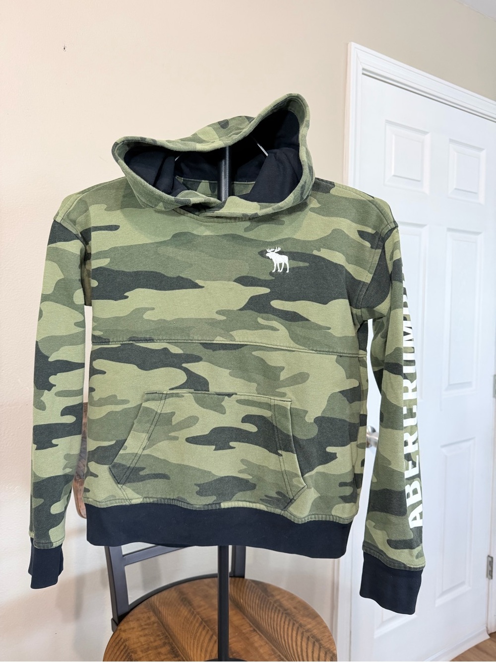 Abercrombie & Fitch Men's Green Camouflage Zip-Up Hoodie Sweater